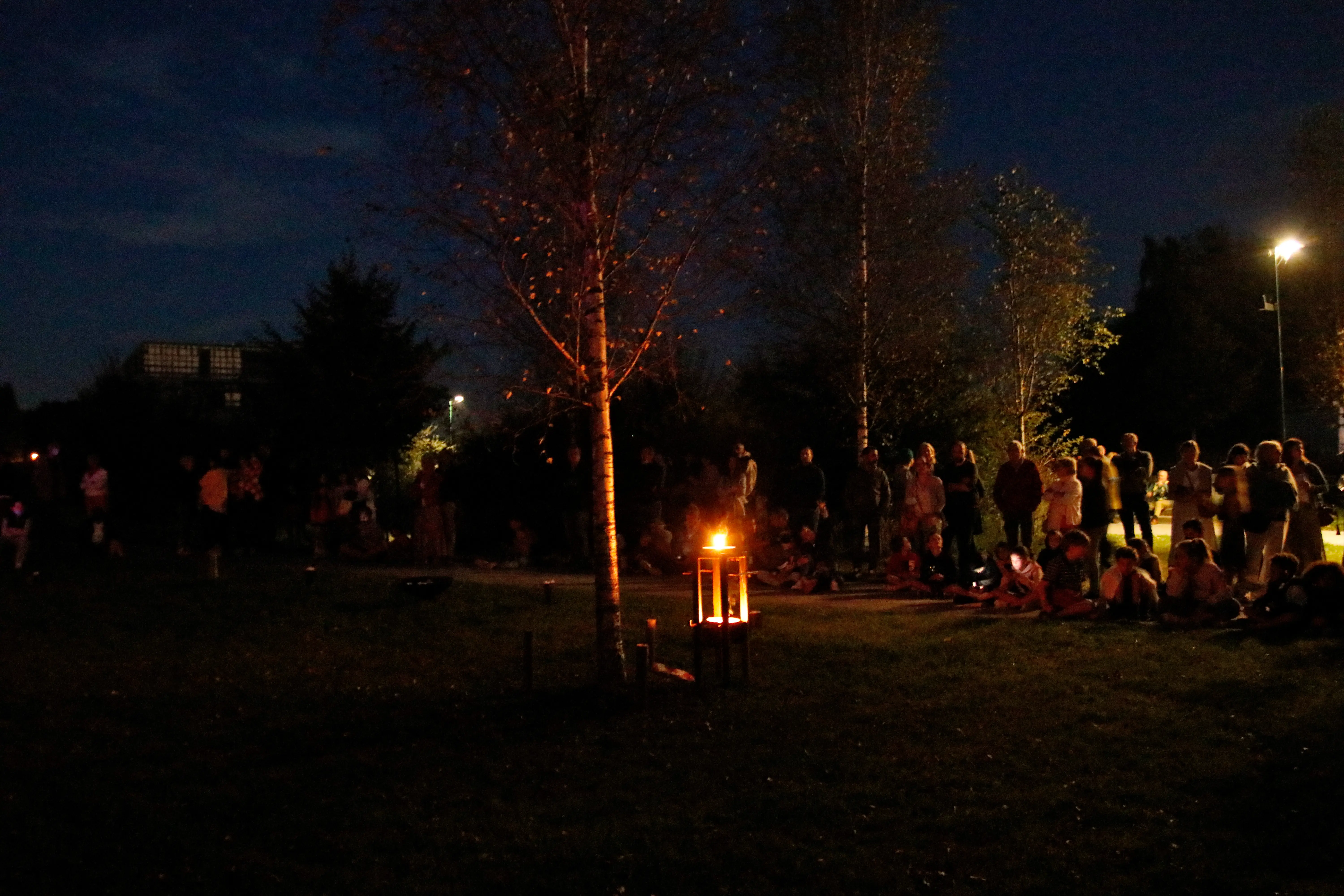 mensen rond het kampfuur